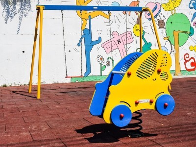 Резиновое покрытие для детских площадок - особенности и преимущества